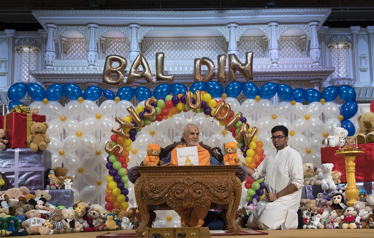 Swamishri presides over the 'Shishu Din' session