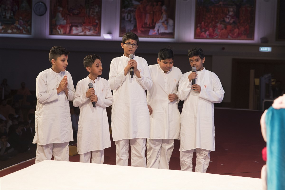 Children recite scriptural passages before Swamishri