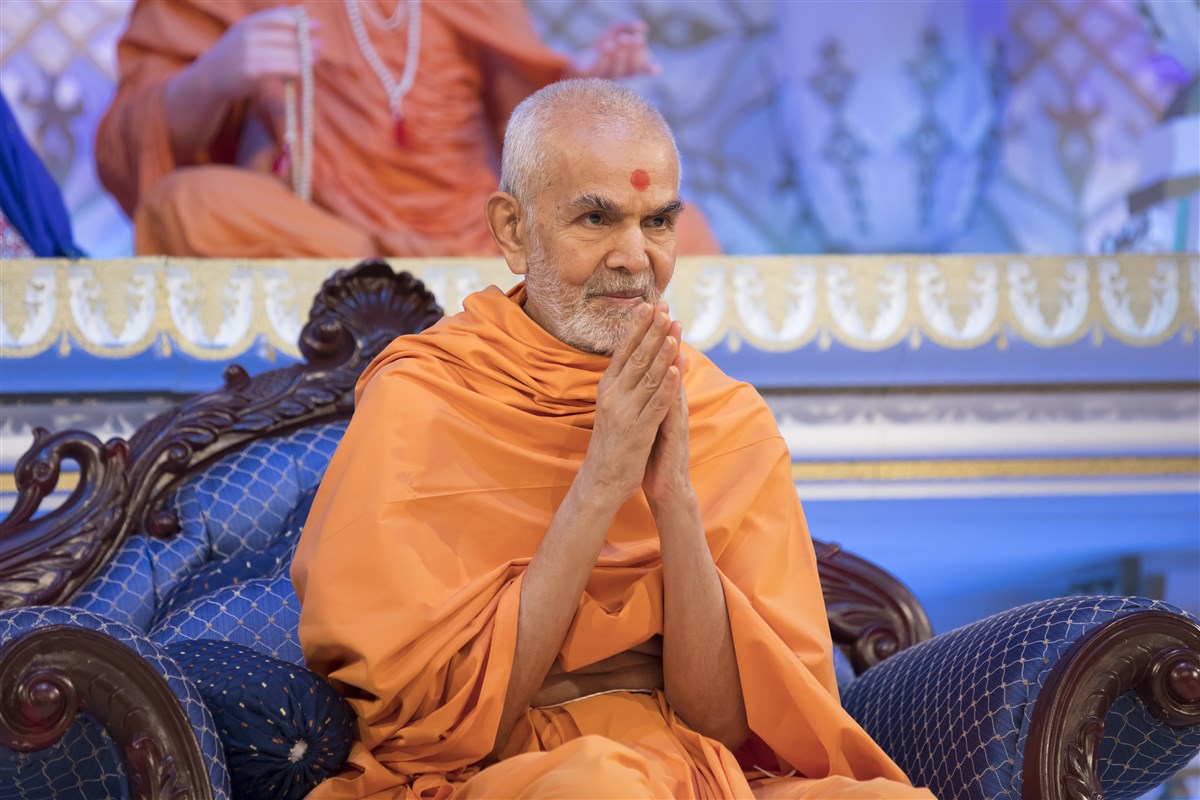 Swamishri greets everyone with folded hands after his puja