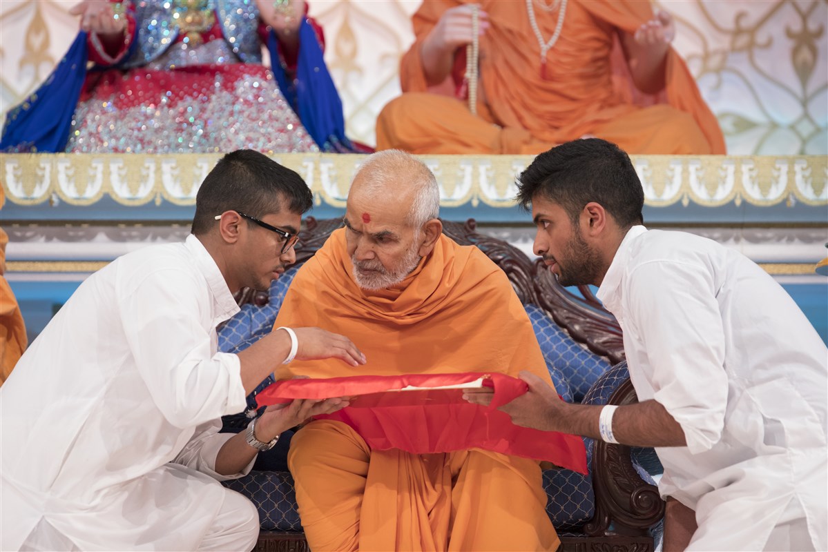 Swamishri sanctifies awards to be presented for academic excellence