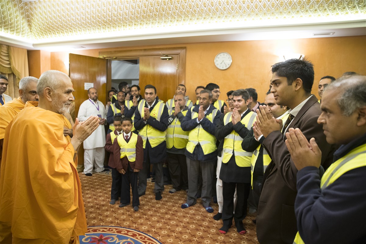 Swamishri greets the Car Park volunteers
