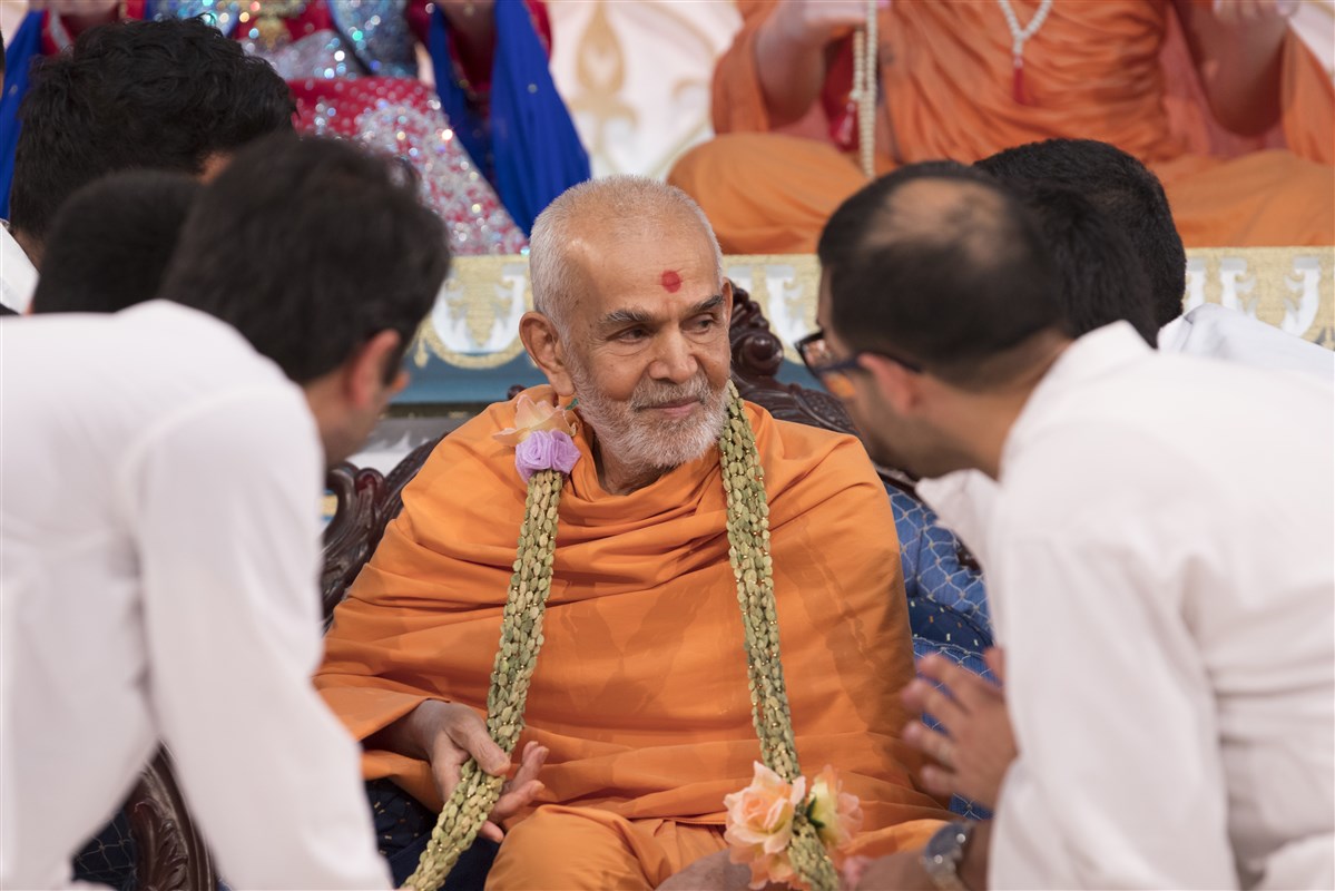 Swamishri greets the volunteers