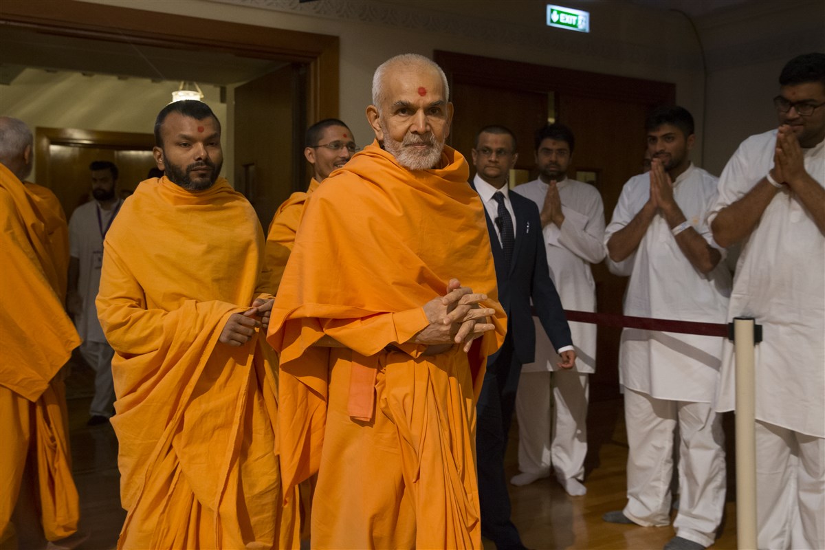 Swamishri enters the assembly hall for his morning puja