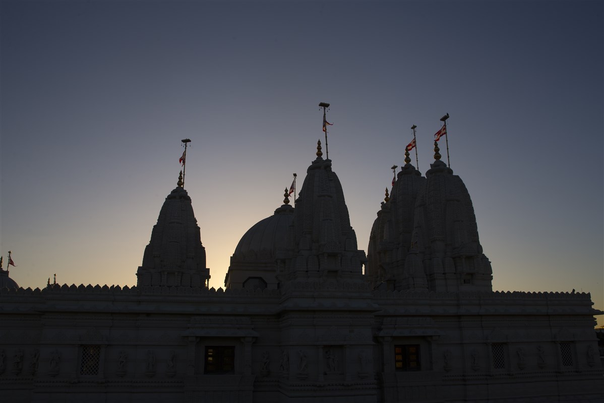 Dawn breaks over BAPS Shri Swaminarayan Mandir, London