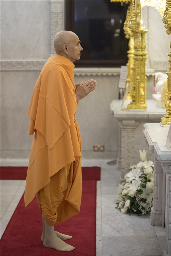 Swamishri engrossed in darshan of the Guru Parampara