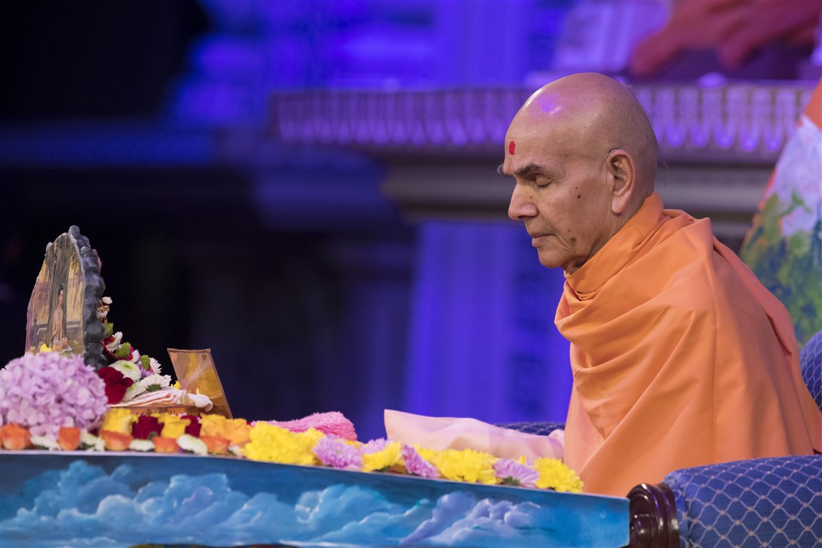 Swamishri engrossed in meditation and chanting