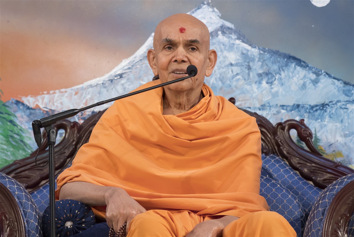 'Every heart responds to tender love.' - Mahant Swami Maharaj<br>To view the complete ashirwad, please click <a href="https://www.youtube.com/watch?v=CPgnmhPG8C0&feature=youtu.be" target="blank" style="text-decoration:underline; color:blue;">here</a>