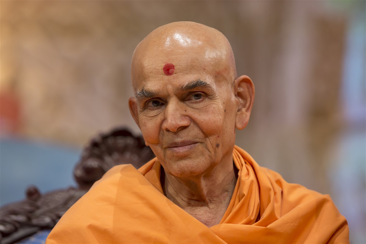 Swamishri in the evening assembly