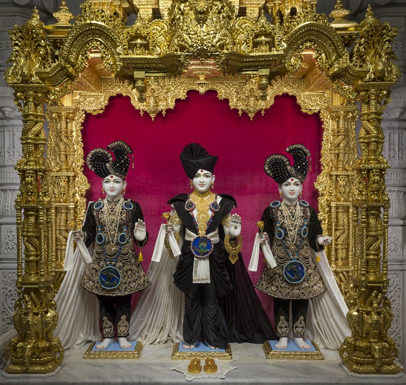 Parabrahma Bhagwan Swaminarayan, Aksharbrahma Gunatitanand Swami and Aksharmukta Gopalanand Swami
