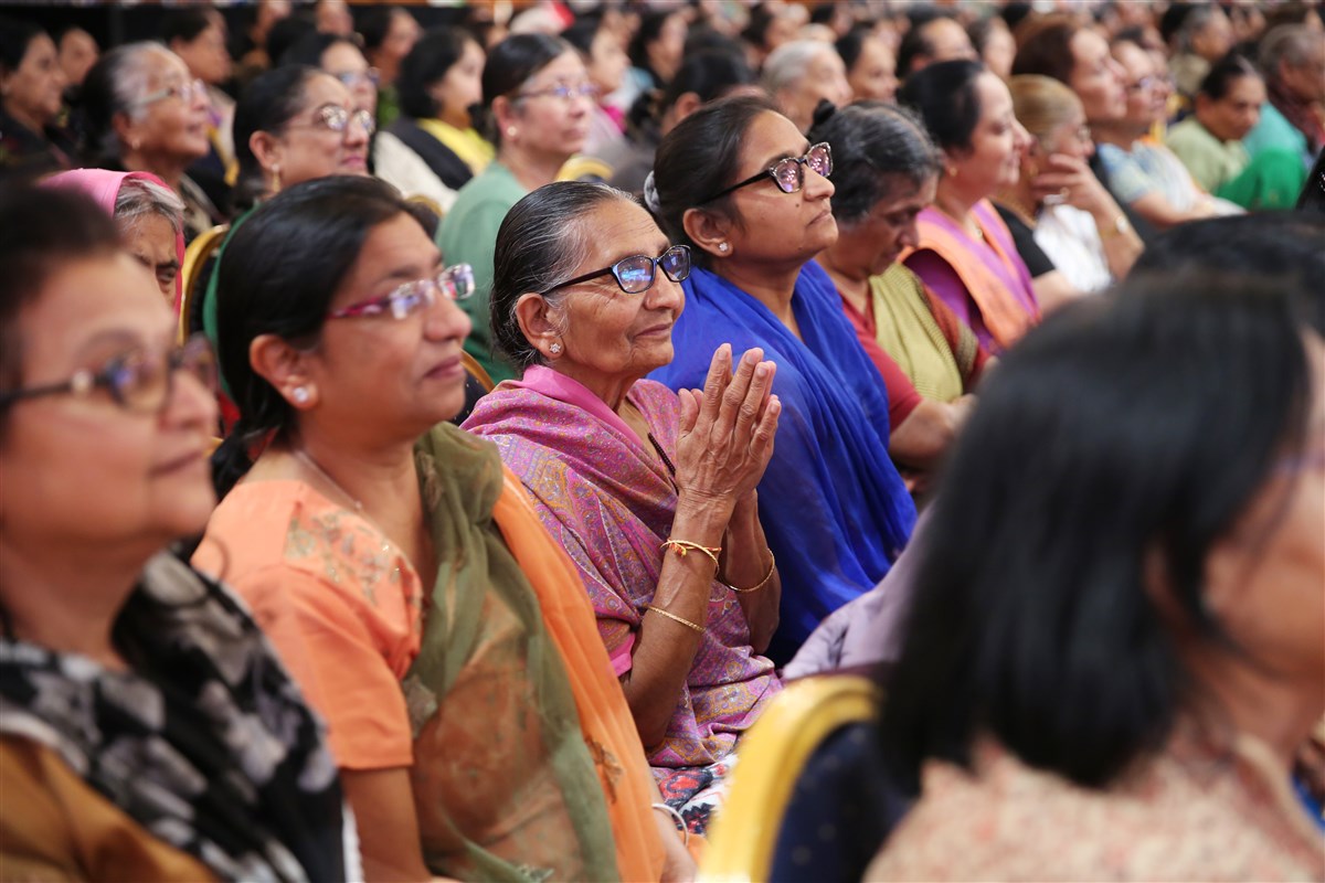 Devotees engrossed in Swamishri's blessings