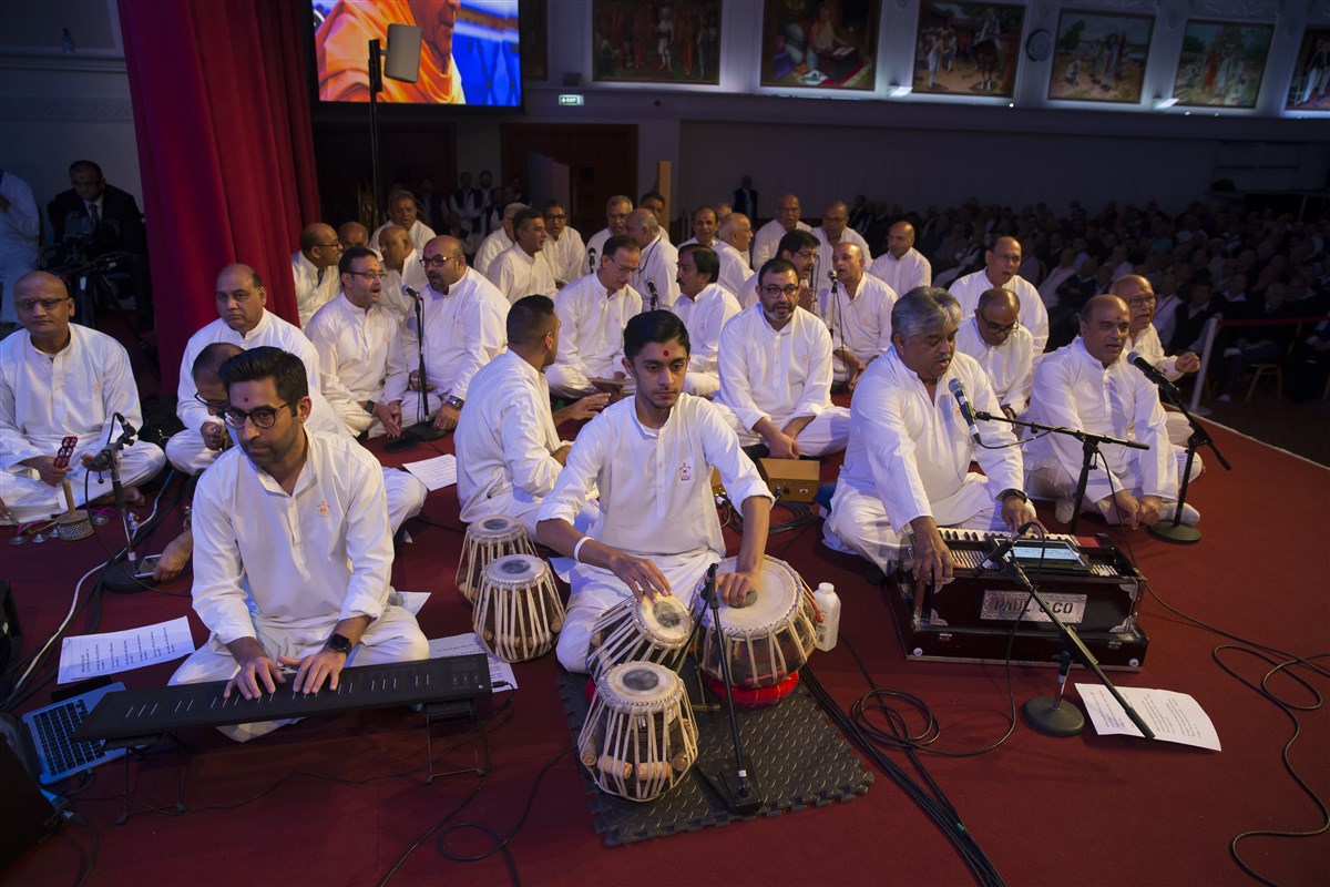 Sanyukta Mandal devotees sing in Swamishri's puja