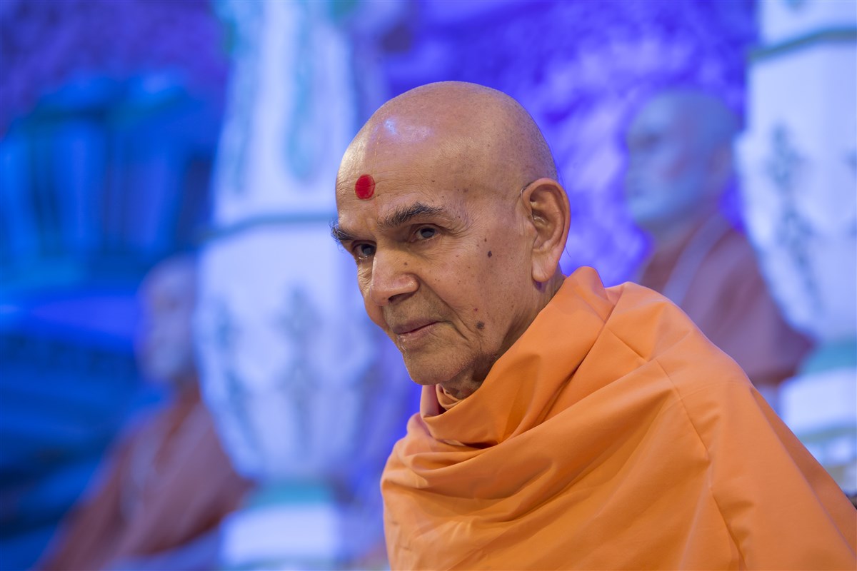 Swamishri listens attentively to the Sanyukta Mandal presenters as well