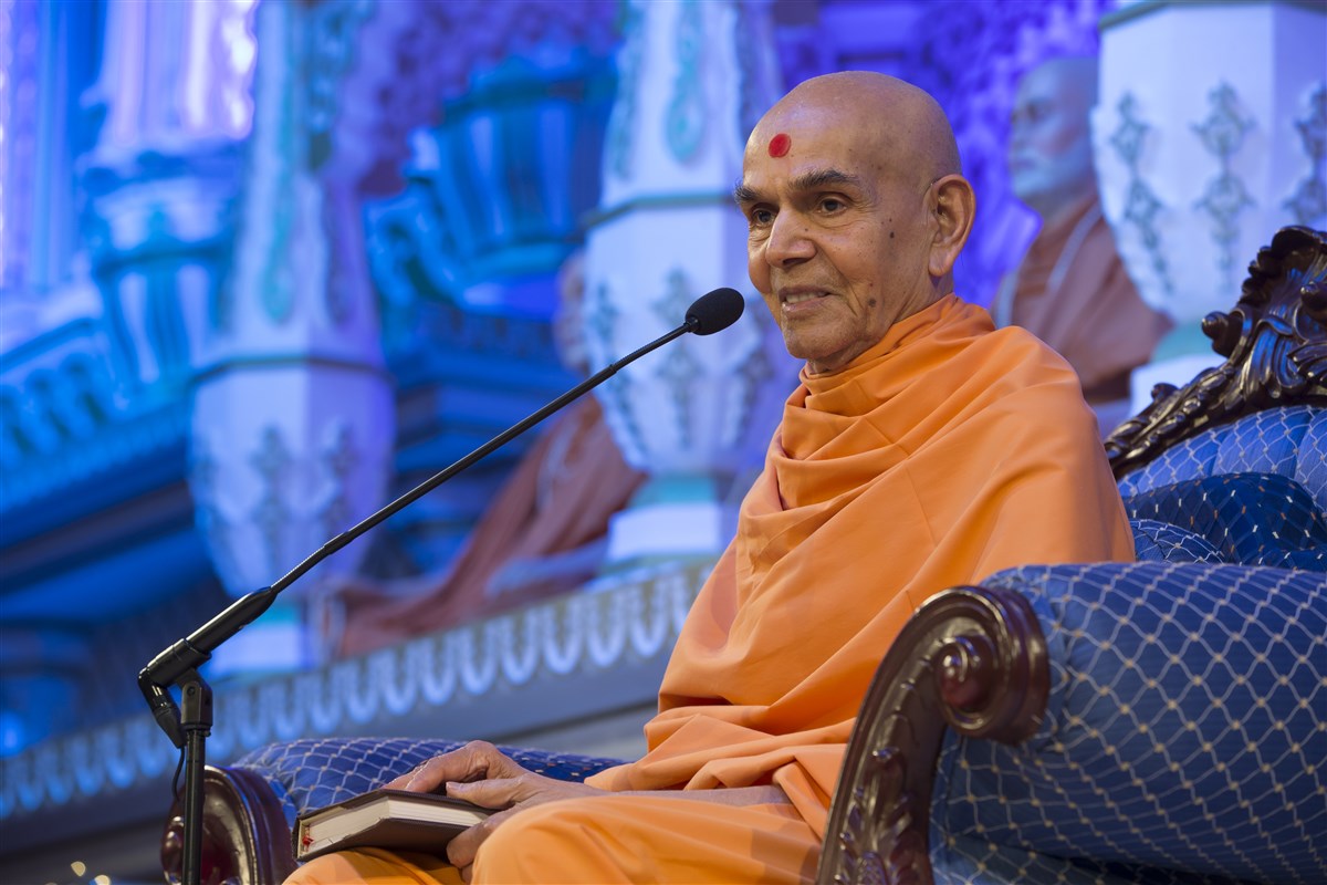 Swamishri blesses the audience with his wisdom
