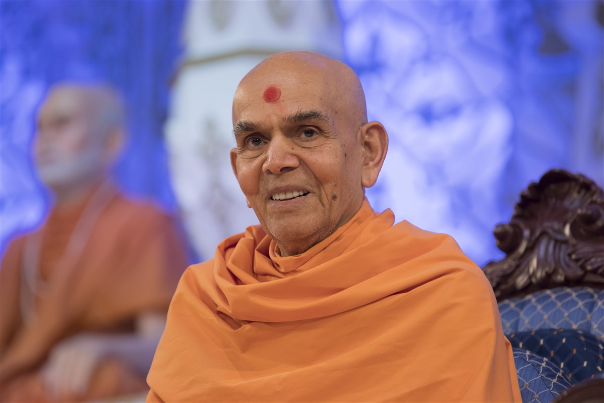 Swamishri rejoices in seeing the senior, pioneering devotees of Satsang in the UK