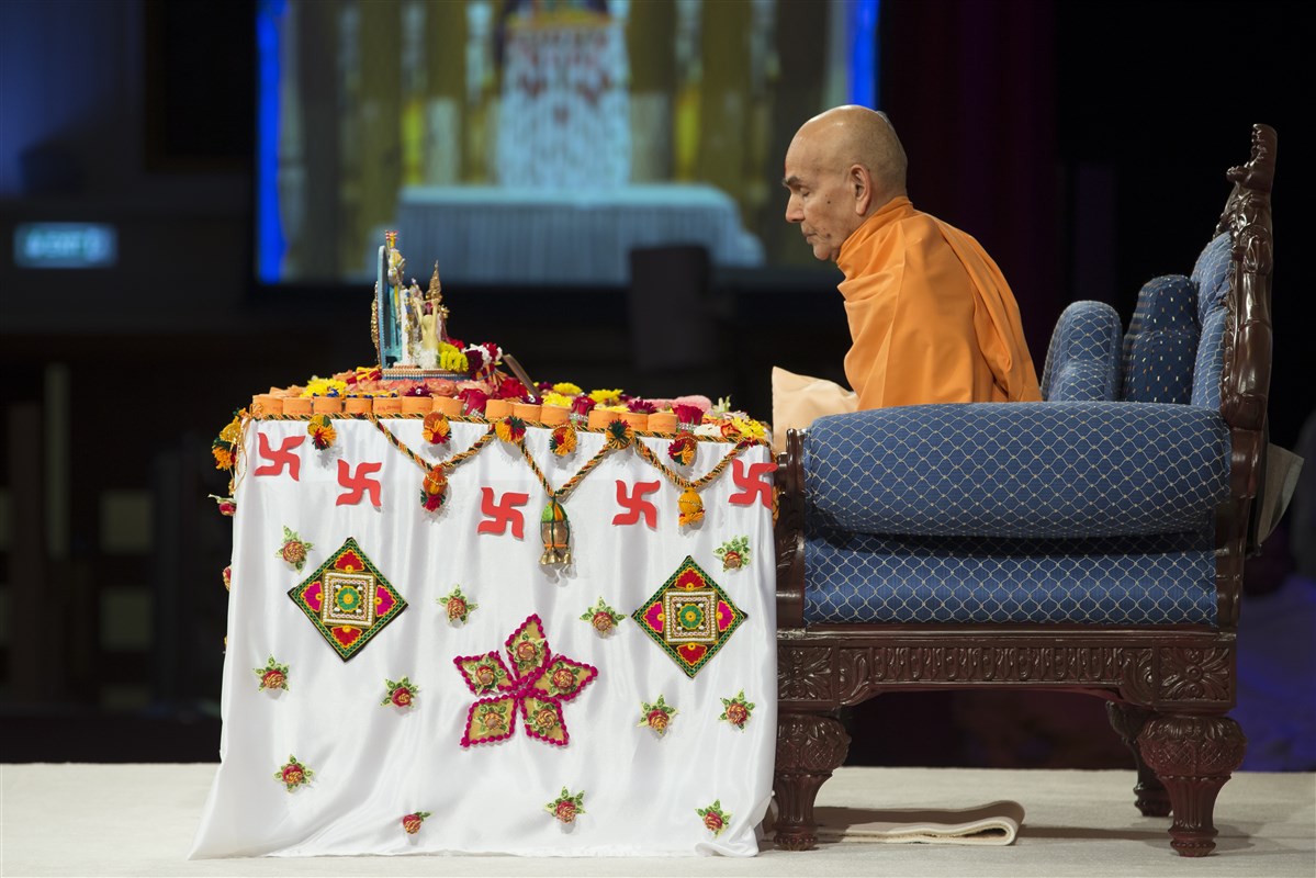 Swamishri engrossed in meditative chanting