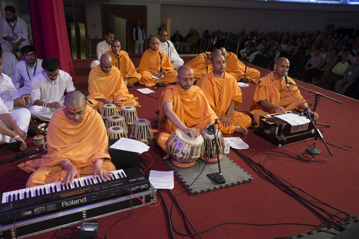 Swamis sing bhajans extolling Aksharbrahma Gunatitanand Swami