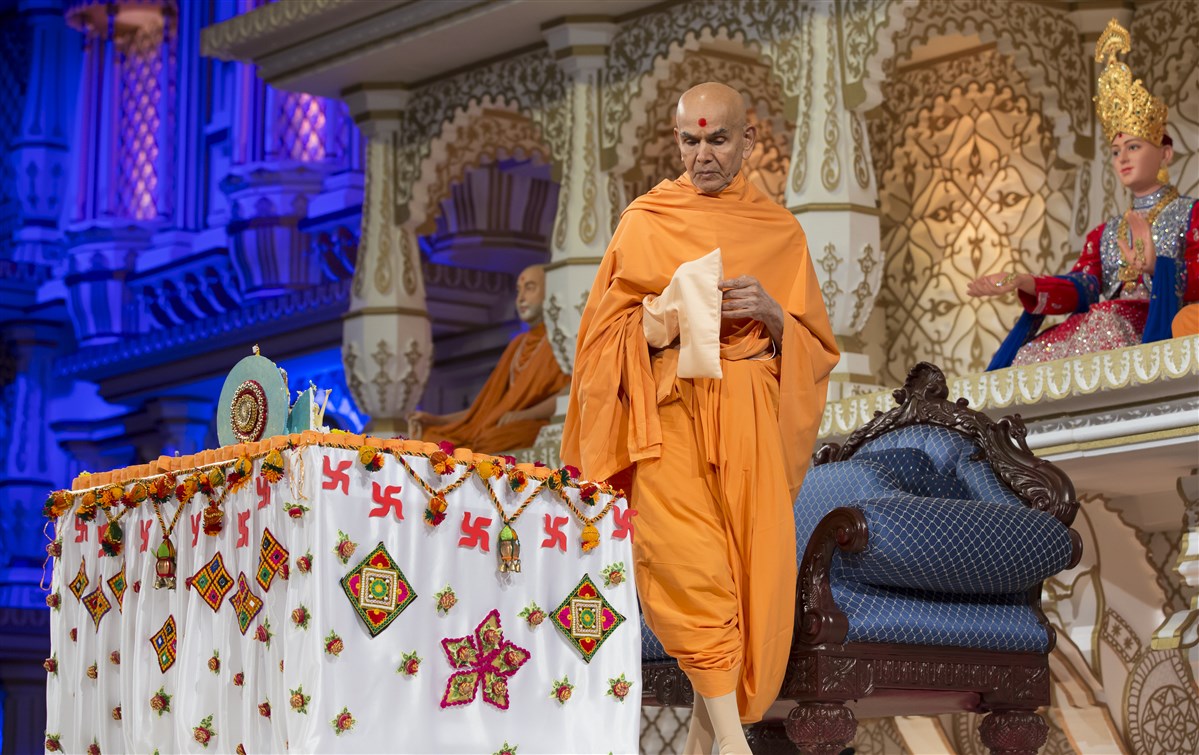 Swamishri performs pradakshinas in his puja