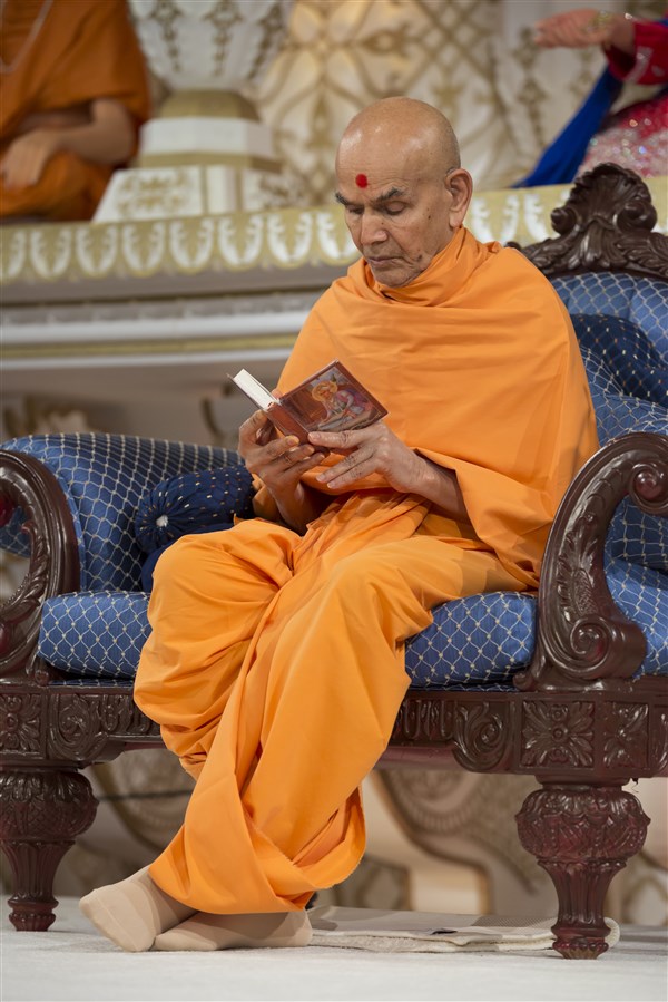 Swamishri concludes his puja with the reading of the Shikshapatri