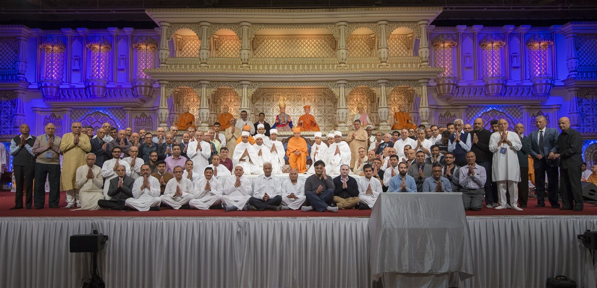 Family members of all swamis from the UK were also honoured in Swamishri's presence