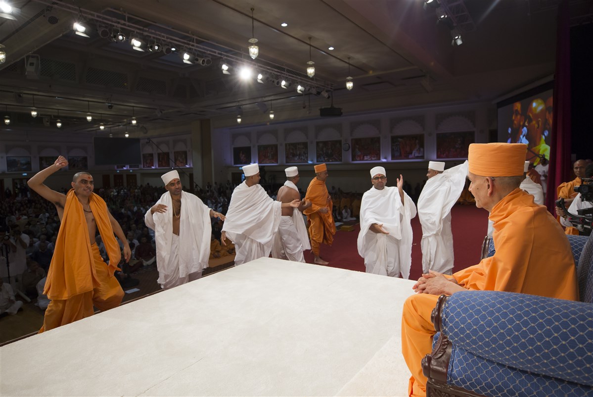Swamis and parshads rejoice before Swamishri