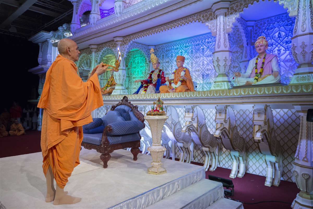 Swamishri performs the arti in the evening assembly