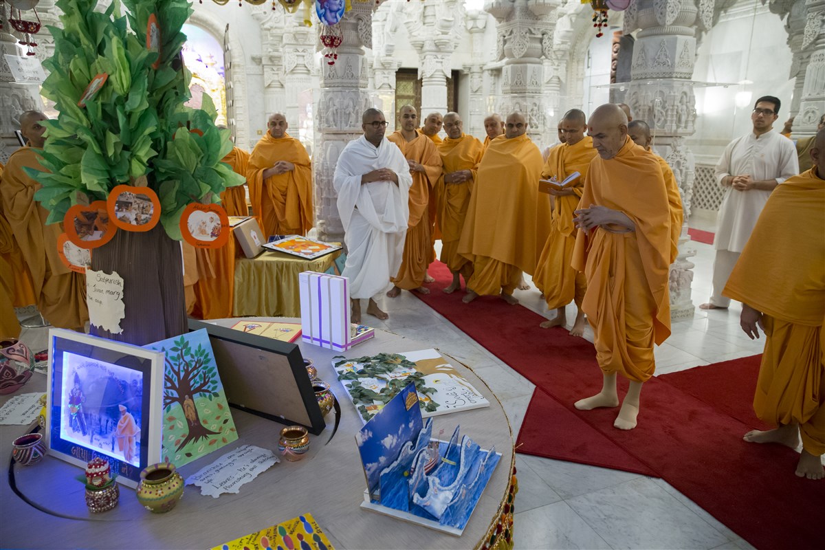 Swamishri observes artistic displays prepared by the yuvatis