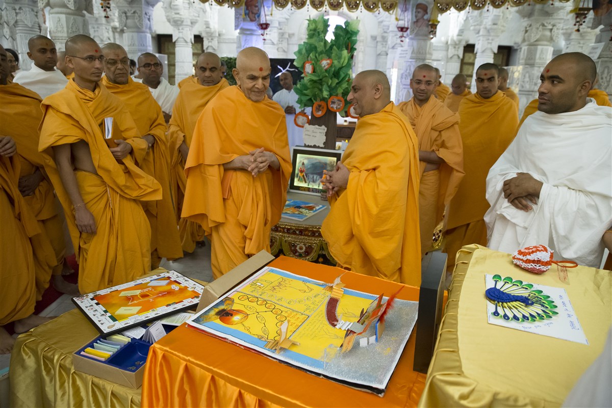 Swamishri takes a deep interest in each of the exhibits...