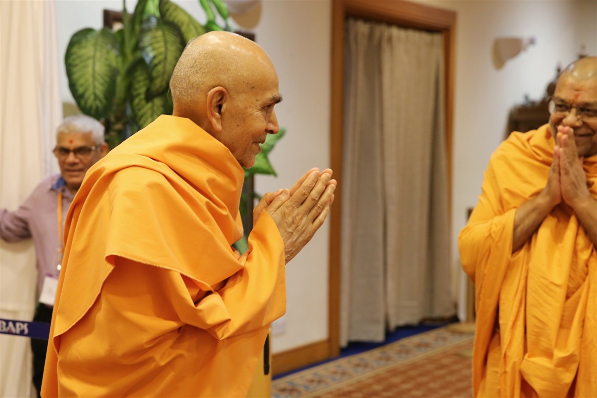 Param Pujya Mahant Swami Maharaj exits his room at 5.10am, with folded hands
