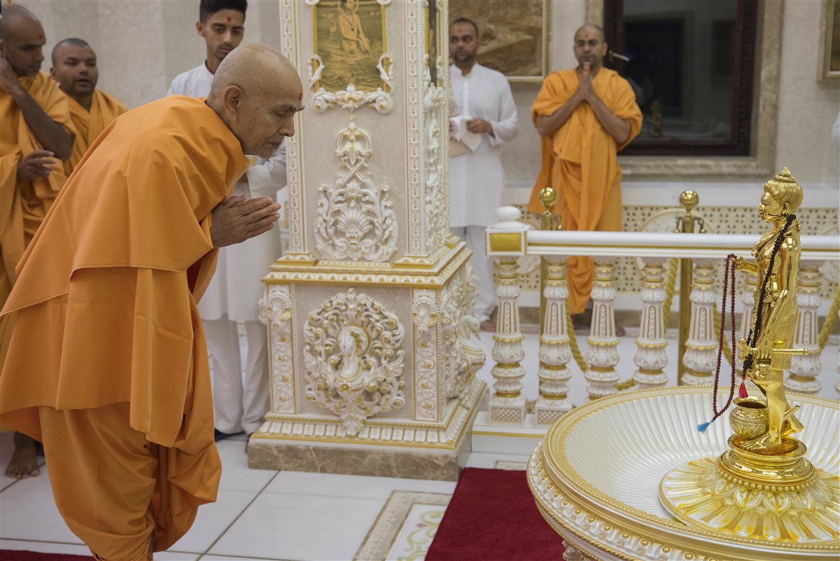 Swamishri engrossed in the darshan of Shri Nilkanth Varni