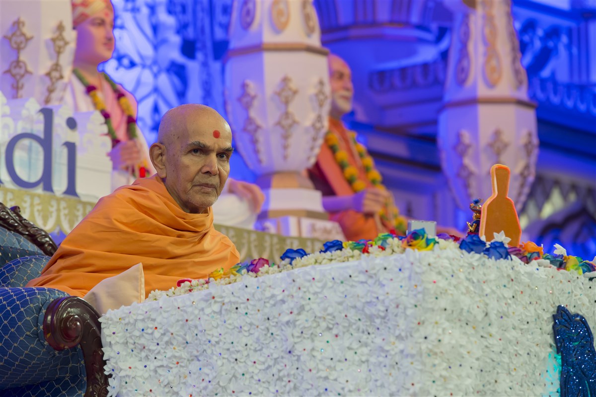 Swamishri listens attentively to the yuvaks' presentations