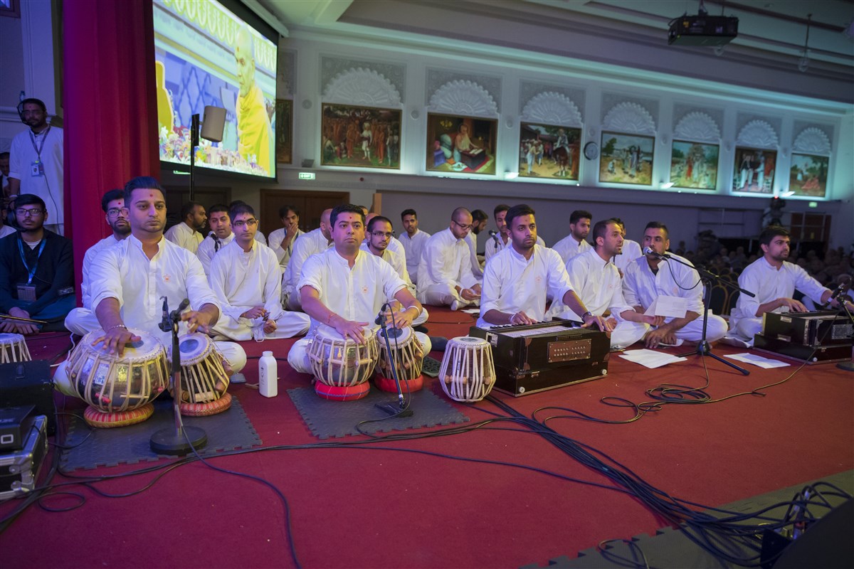 Yuvaks sing and perform in Swamshri's puja