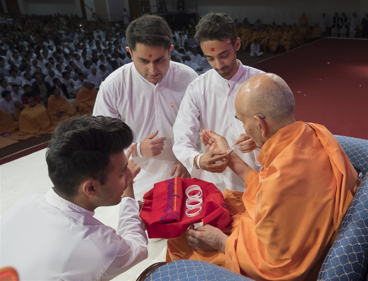 Swamishri enrols into the Yuvak-Yuvati Din and sanctifies the mementoes for each of the delegates