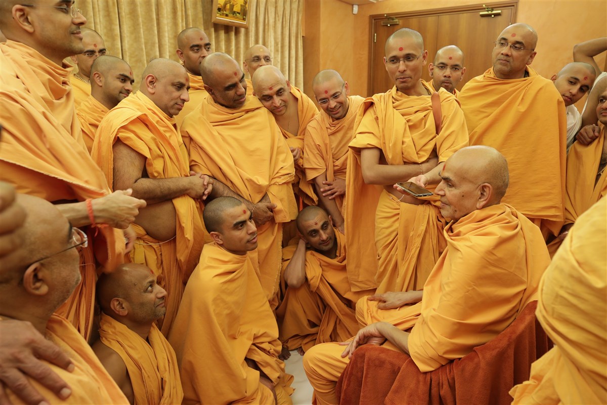 Swamishri reminisces old incidents of Yogiji Maharaj and Pramukh Swami Maharaj with swamis