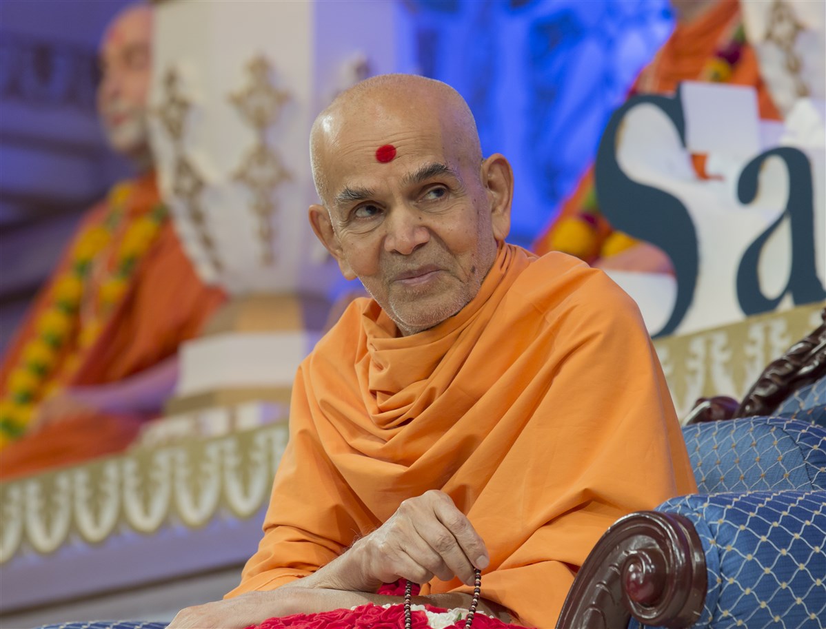 Swamishri listens with interest to the presentations...