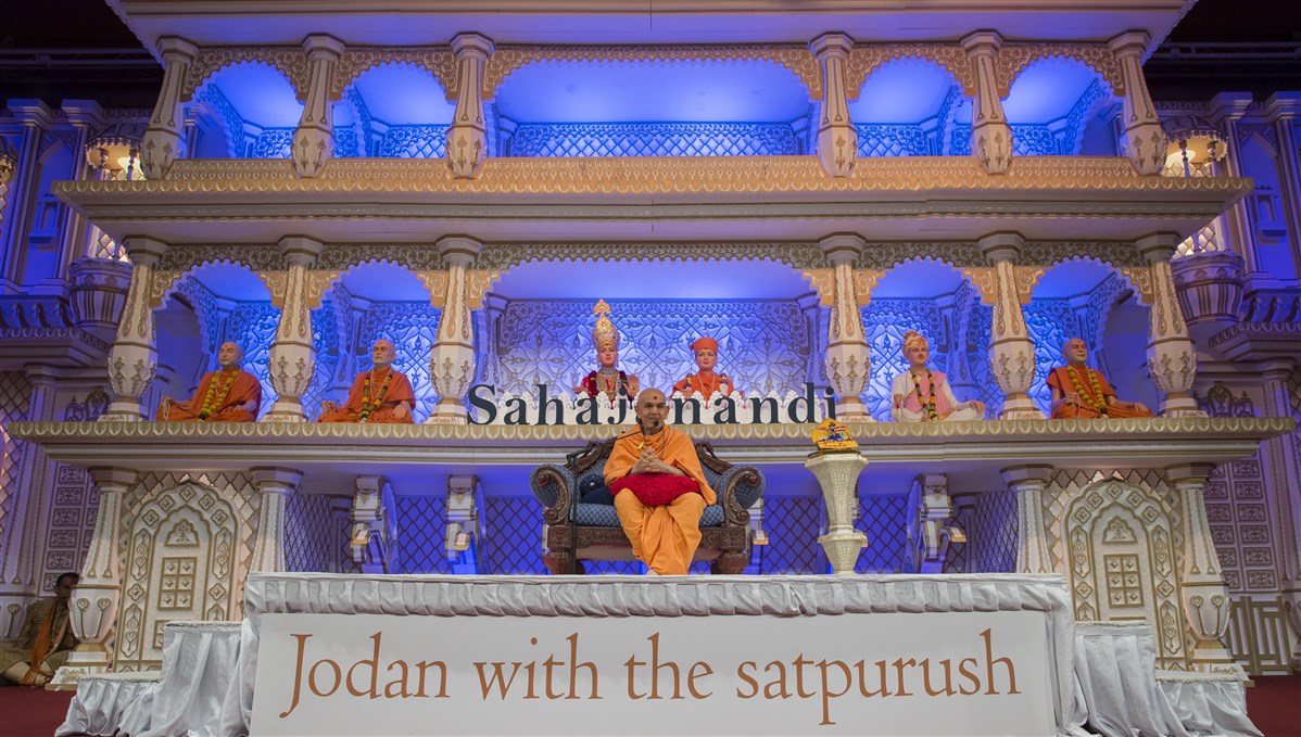 Swamishri blesses the evening assembly