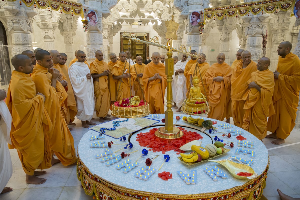 Swamishri observes a thematic display depicting today's 'Guru Bhakti Din'