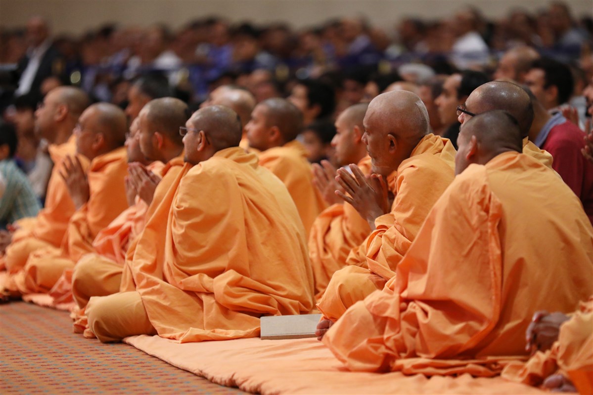 Swamis join in the prayers to Swamishri