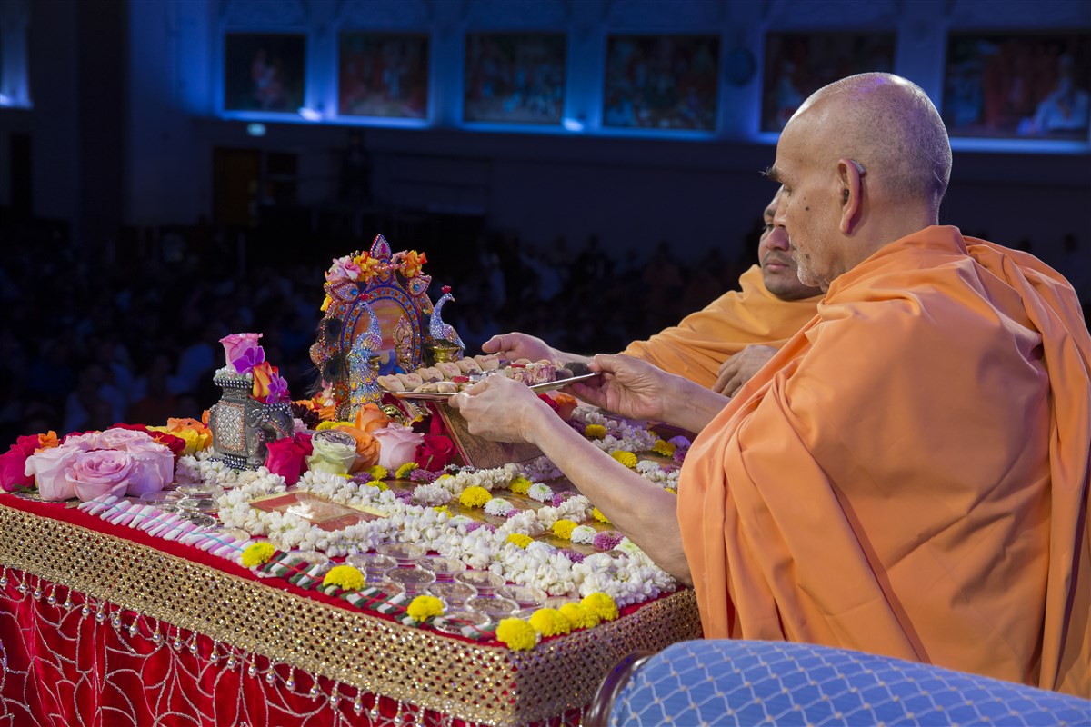 Swamishri offers thal to Harikrishna Maharaj