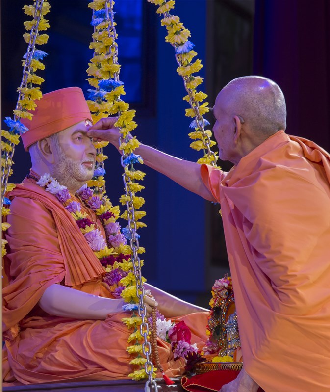 Swamishri engaged in the guru pujan of Pramukh Swami Maharaj