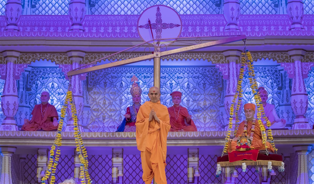 Swamishri with folded hands before Shri Harikrishna Maharaj and Pramukh Swami Maharaj