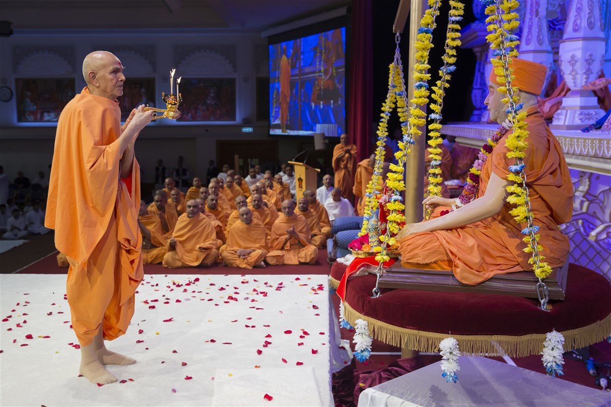Swamishri performs the arti of Shri Harikrishna Maharaj and Pramukh Swami Maharaj