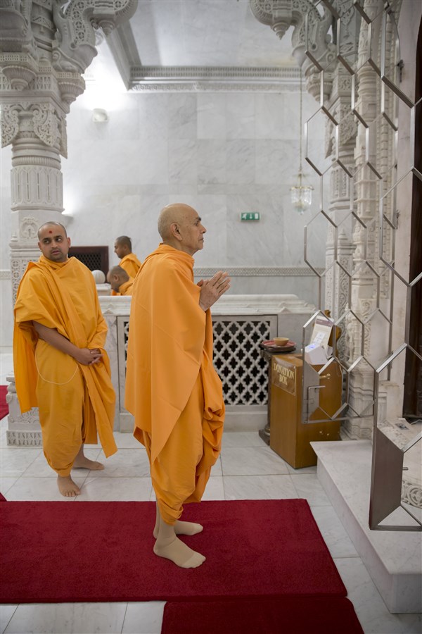 Swamishri engrossed in darshan in the upper sanctum