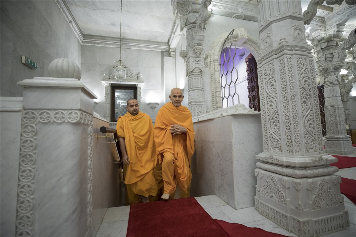 Swamishri arrives in the upper sanctum of the mandir