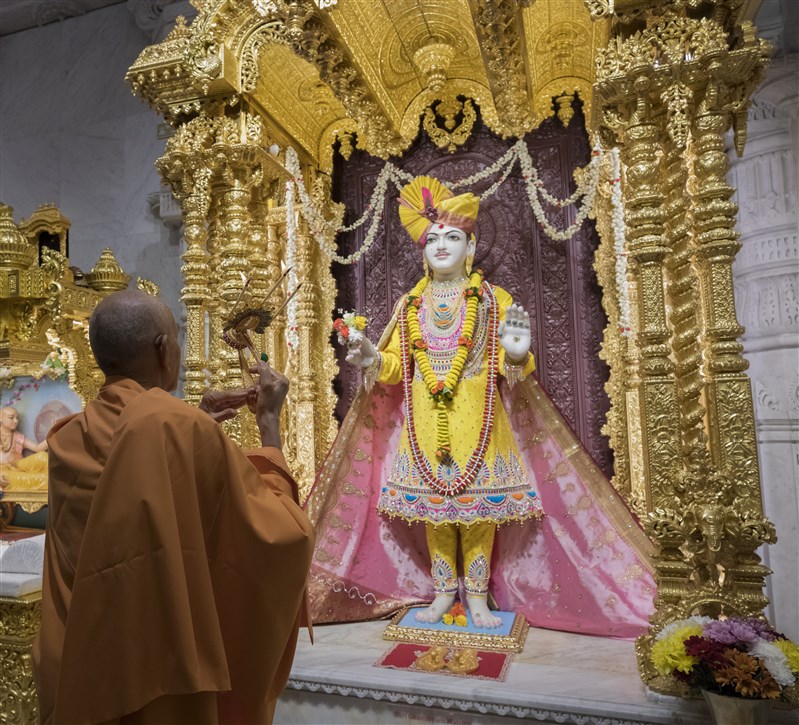 Swamishri performs the arti of Shri Ghanshyam Maharaj