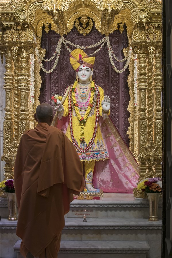 Swamishri performs the arti of Shri Ghanshyam Maharaj
