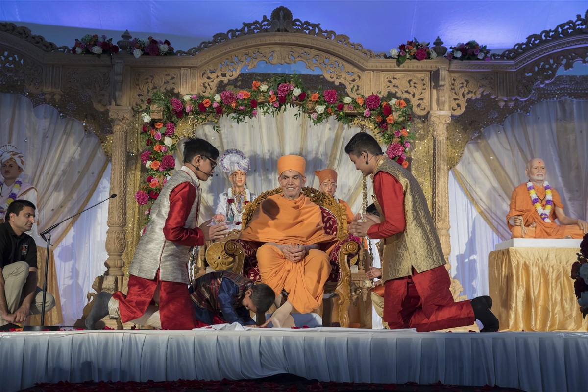 Children offer their gratitude to Swamishri for gracing them with the new mandir