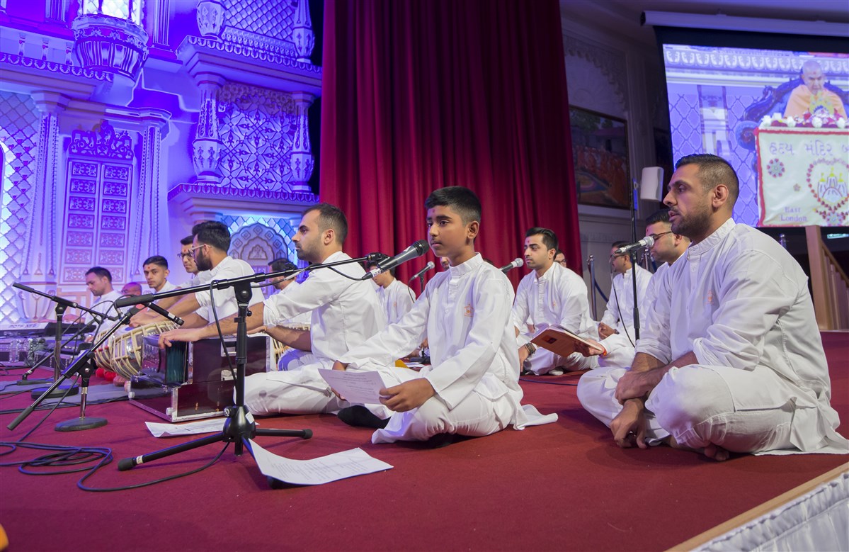 A child sings about Pramukh Swami Maharaj's childhood