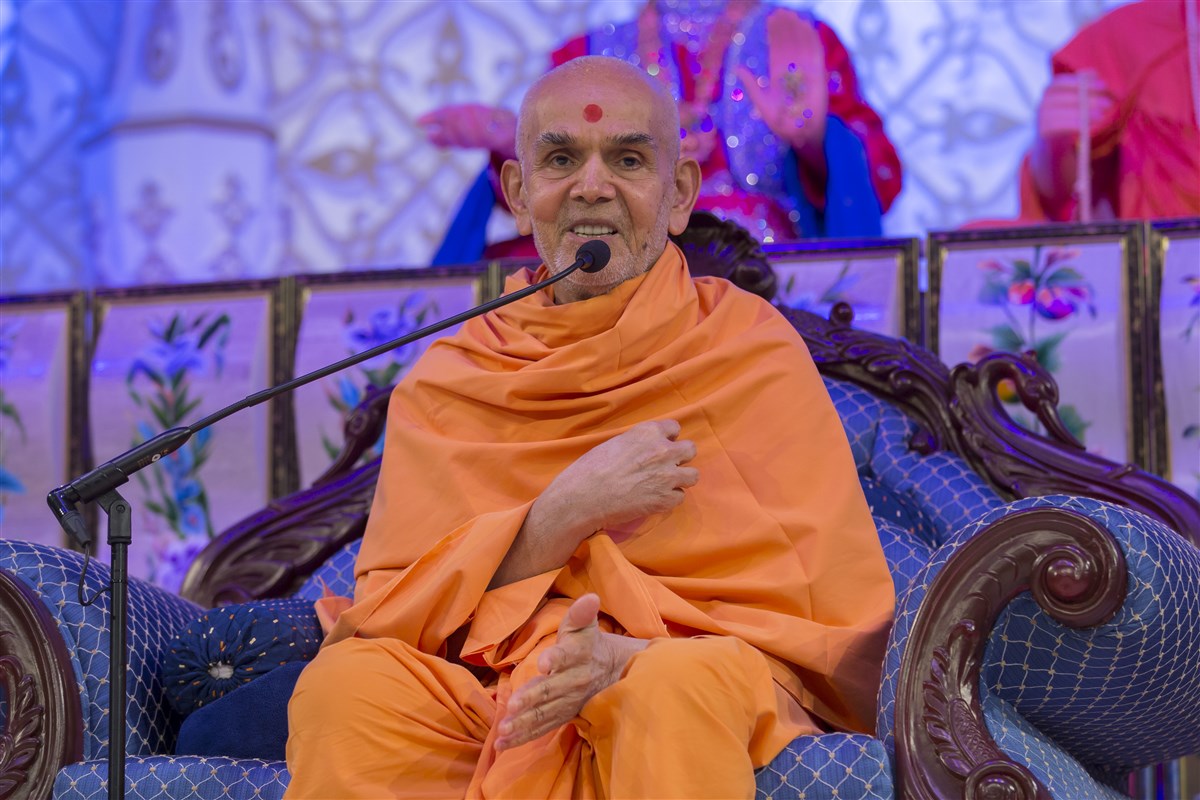 Swamishri graces the assembly with his blessings