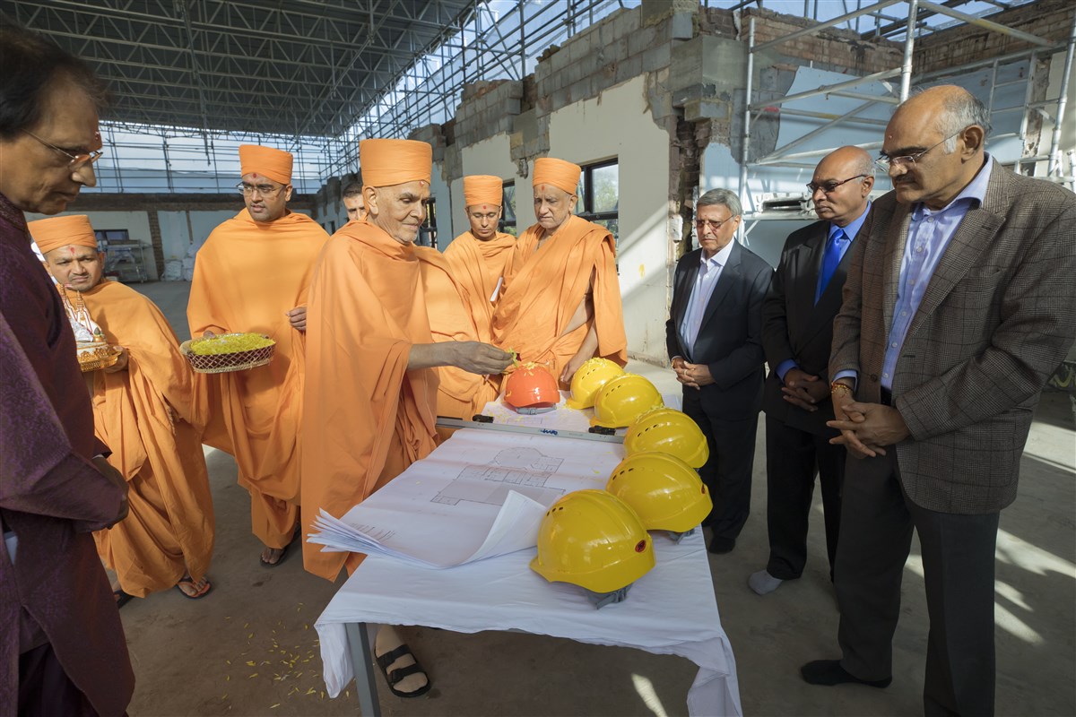 Swamishri blesses the on-going construction of the new mandir complex