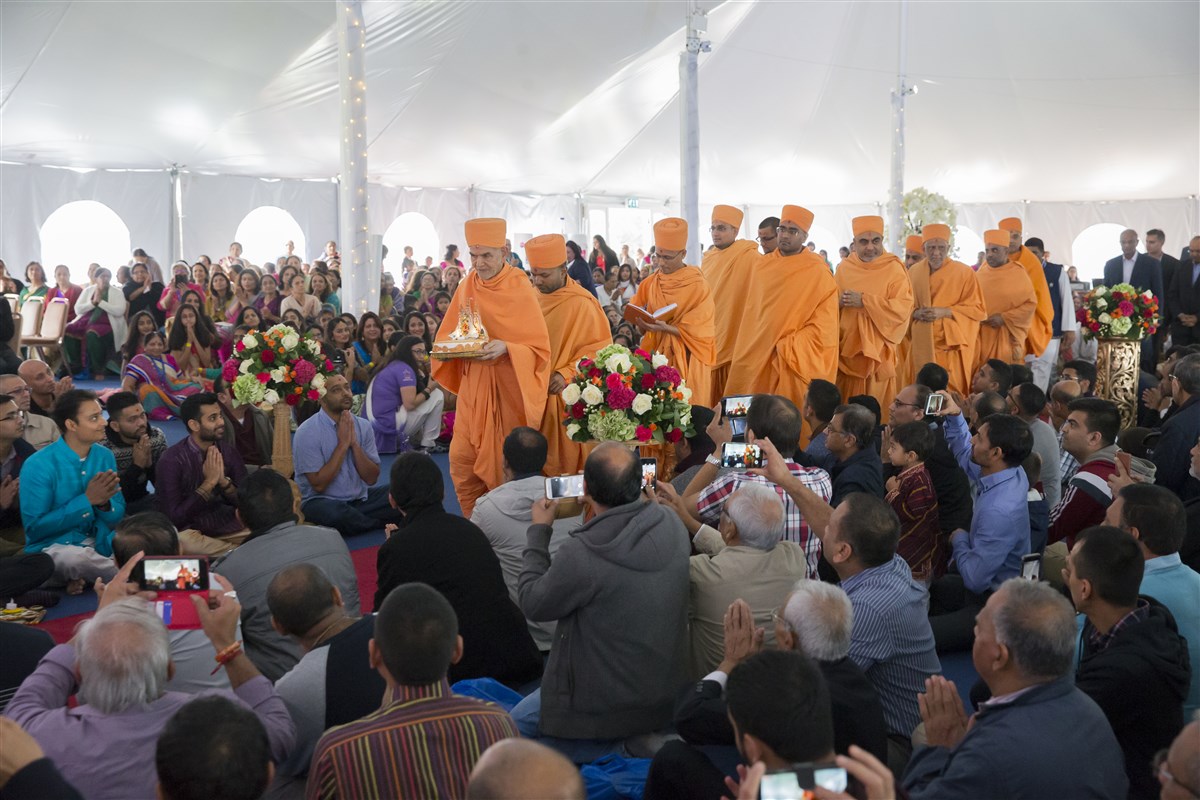 Swamishri arrives at Chigwell Hall for the inauguration assembly